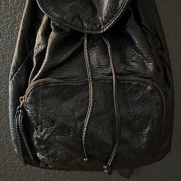 Black backpack 🎒 - Picture 4 of 6